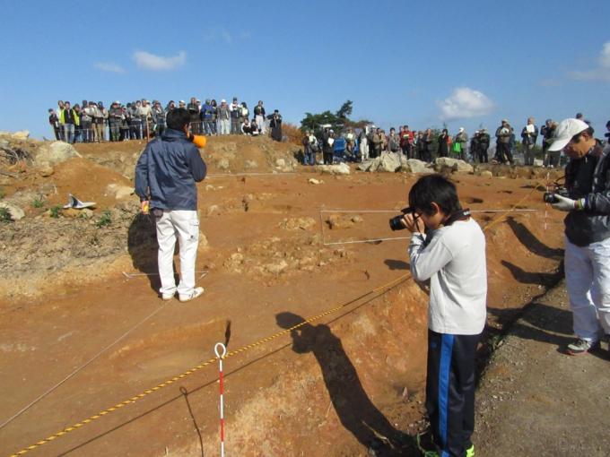 掘立柱建物の説明（南から）の画像