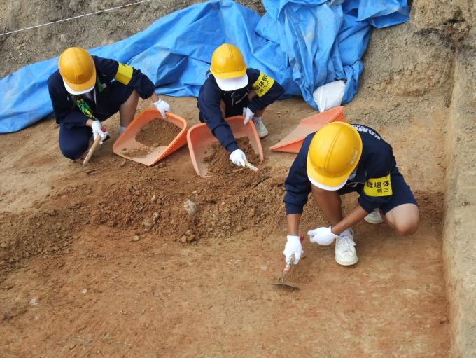 遺構を検出する作業の様子