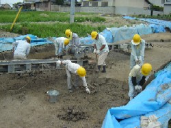 堆積した土の掘り下げ作業