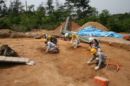 竪穴住居。検出中。北から。の画像