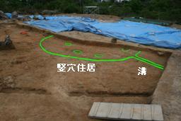 竪穴住居検出状況（北東から）。緑の線が竪穴住居。の画像