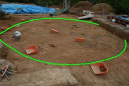 今回見つかった竪穴住居（北から）。緑の線が住居。の画像