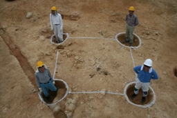 今回見つかった掘立柱建物（北から）。人がいるところが柱。の画像