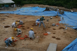 北東部の竪穴住居。調査風景（北から）。の画像