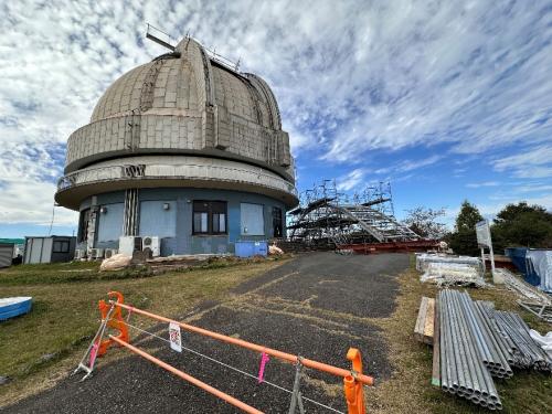 工事中のナナヨンの外観