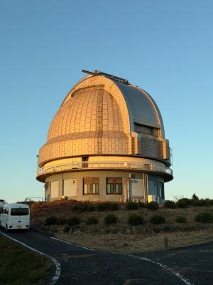 ナナヨンドームの外観。夕陽に照らされている。