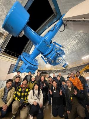 ナナヨン望遠鏡の前での集合写真。ピースをしている参加者もおり、和やかな雰囲気。