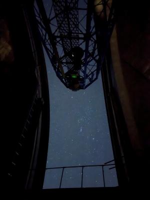 ナナヨンドームスリットから星空を撮影した写真。影のように写るナナヨンの筒が幻想的。