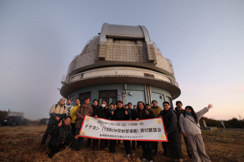 貸し切り利用終了後に撮影された集合写真。開始前に撮影したのと同じ構図で、みんなが安堵の表情を浮かべている。